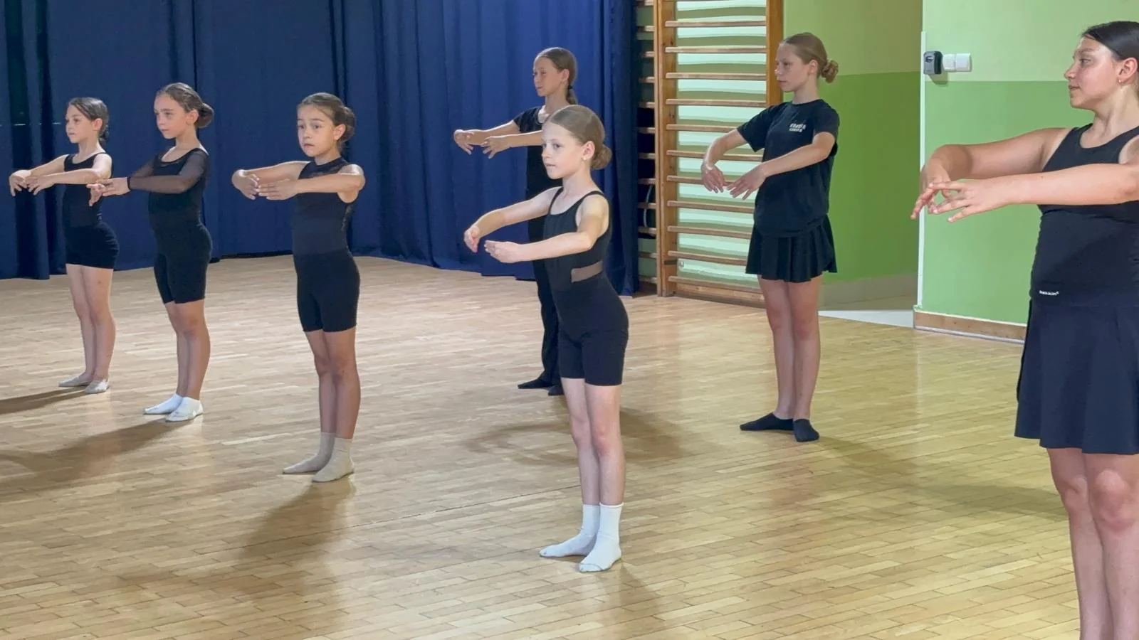 Akrobatyka sportowa i gimnastyka - figury, szpagaty i elastyczność