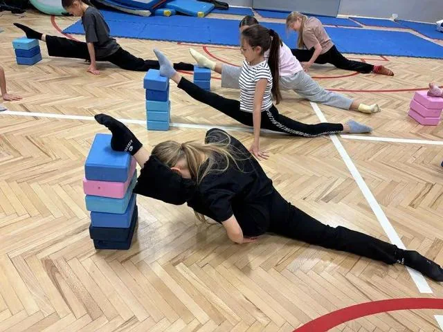 Akrobatyka sportowa i gimnastyka - figury, szpagaty i elastyczność