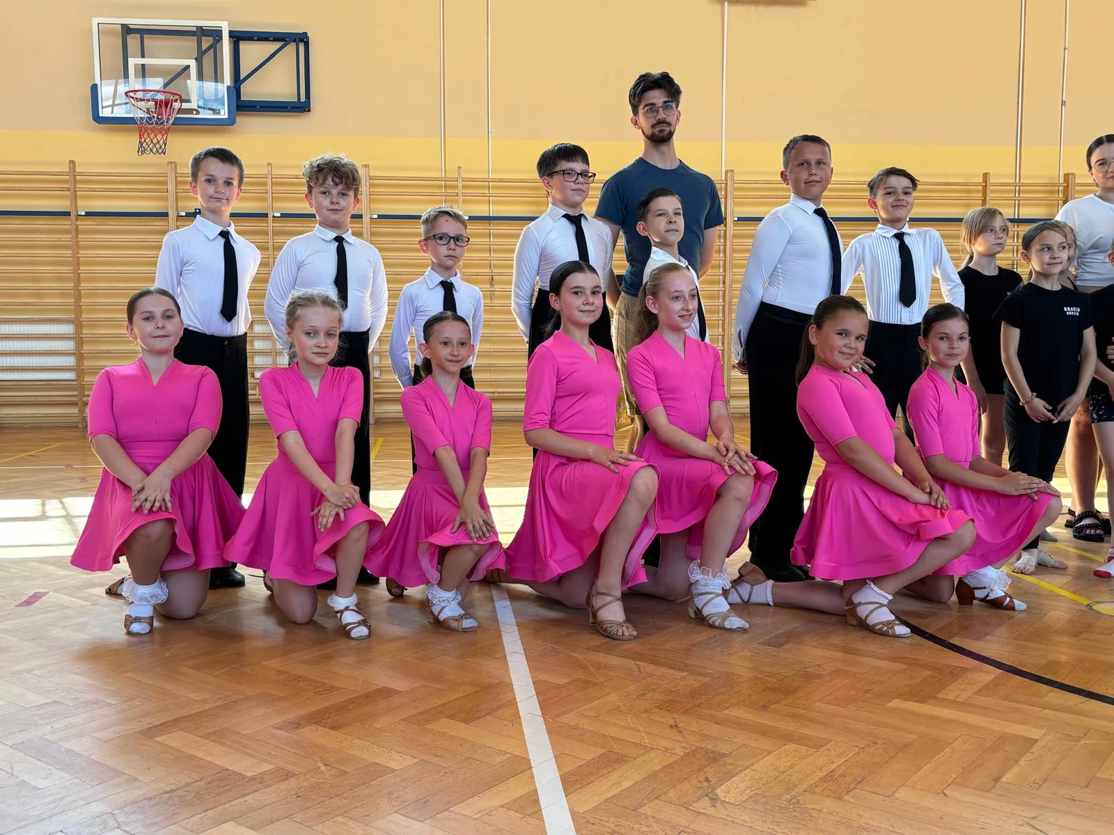 Akrobatyka sportowa i gimnastyka - figury, szpagaty i elastyczność